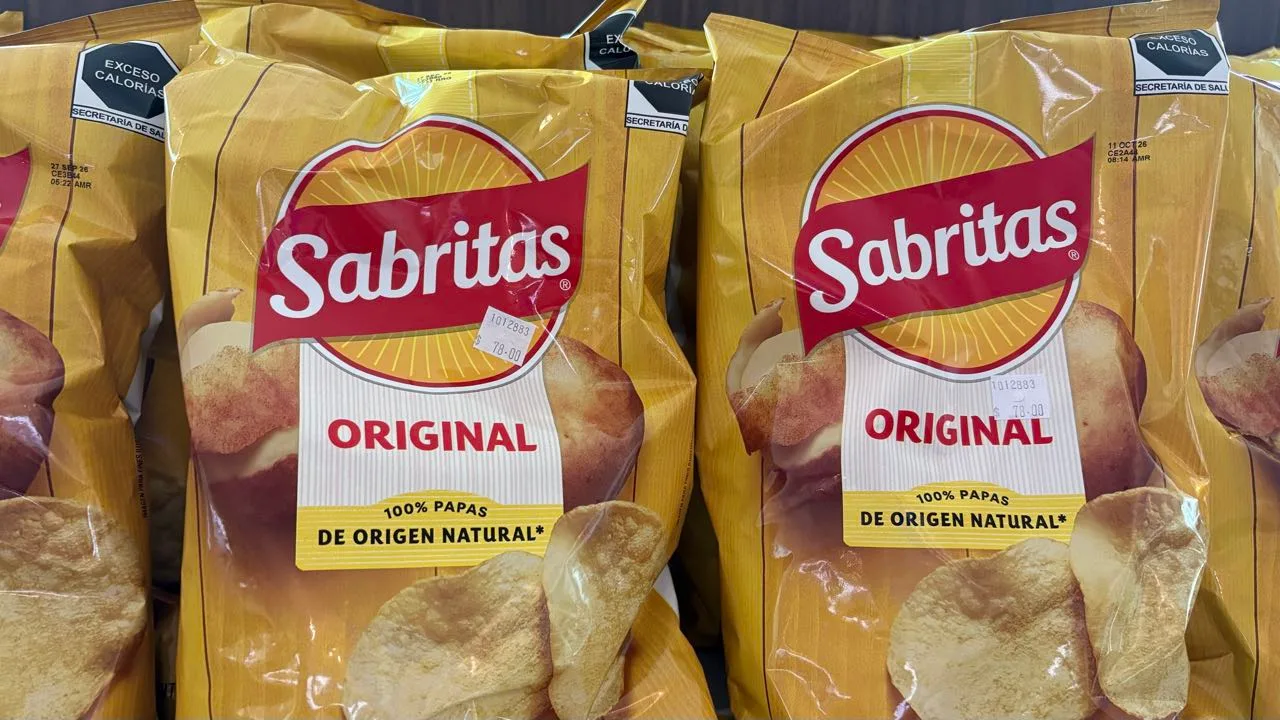 Bags of Sabritas Original potato chips on a shelf, each with a small price sticker reading 78.00